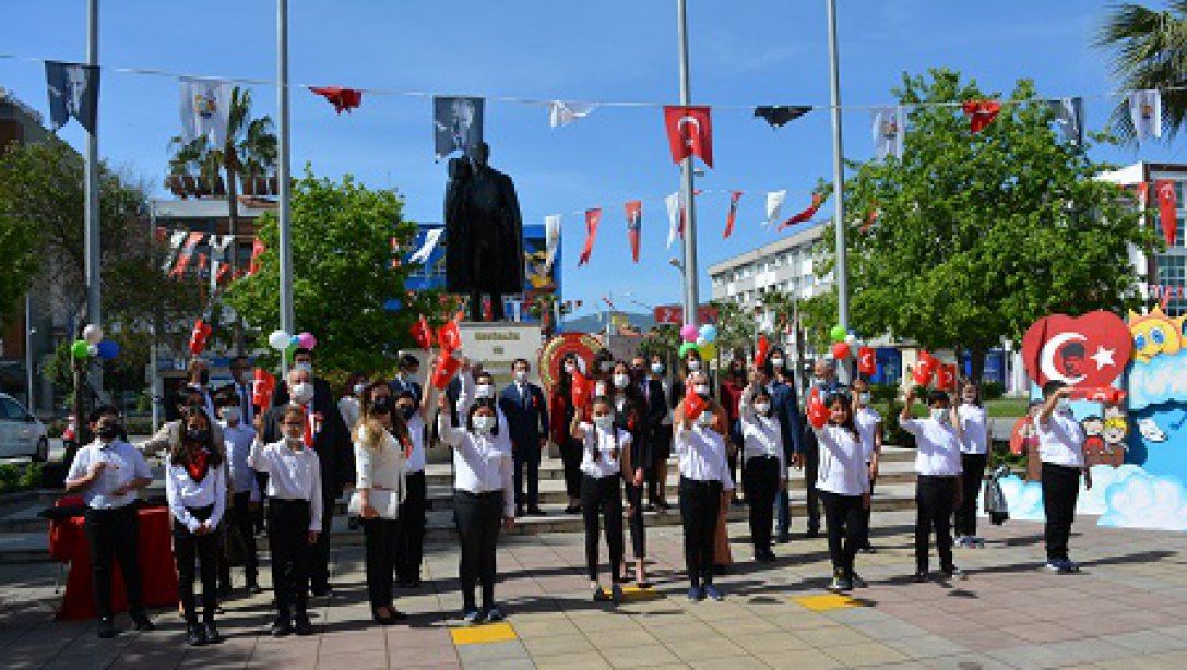 23 Nisan Ulusal Egemenlik ve Çocuk Bayramı İlçe Programı Demokrasi ve Şehitler Meydanında yapıldı. 